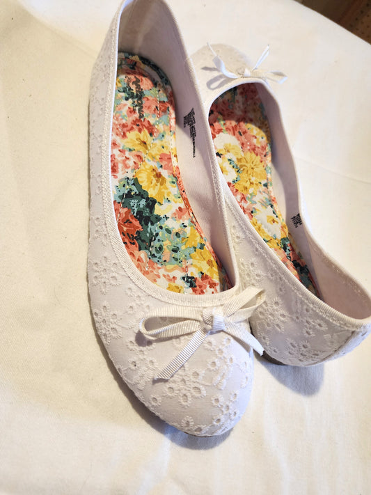LADIES WHITE LACE FLATS