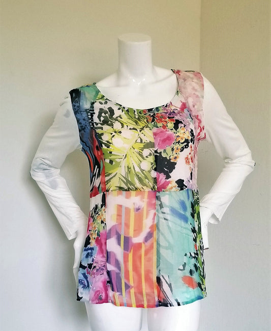 CASUAL STUDIOS - LADIES TOP - FLORAL DESIGN - BRAND NEW - SMALL