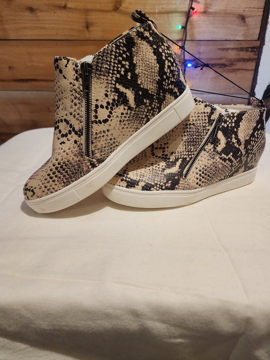 FAUX SNAKE SKIN ZIP UP BOOTIES