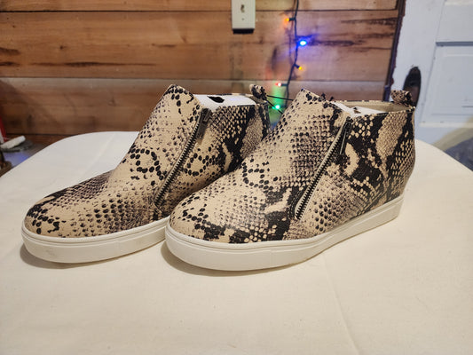 FAUX SNAKE SKIN ZIP UP BOOTIES