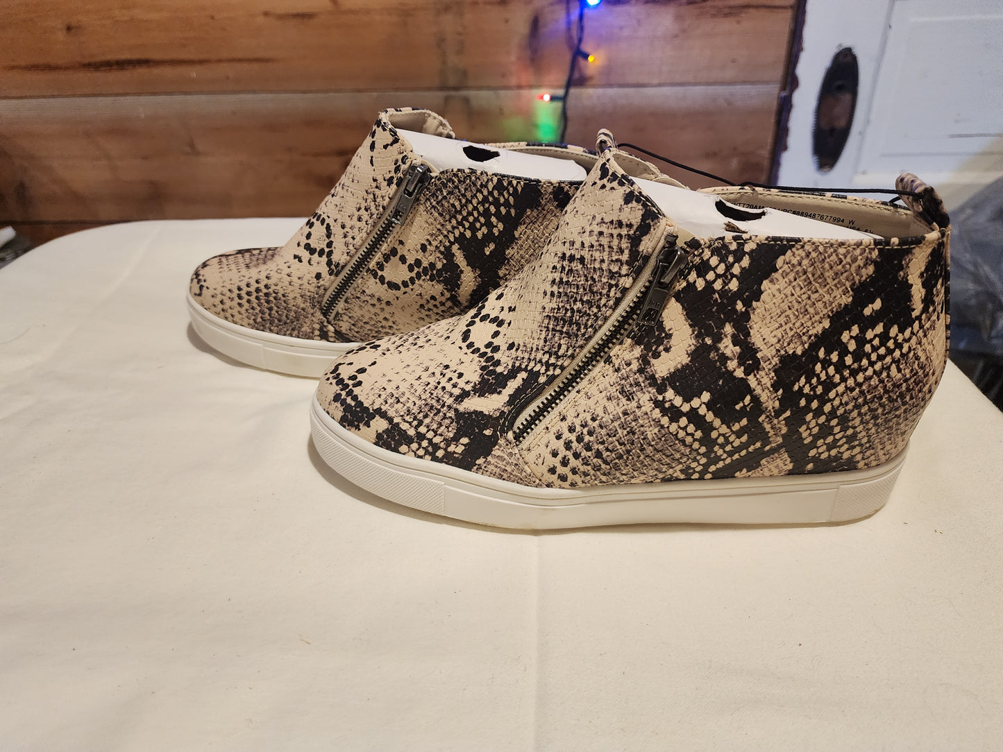 FAUX SNAKE SKIN ZIP UP BOOTIES