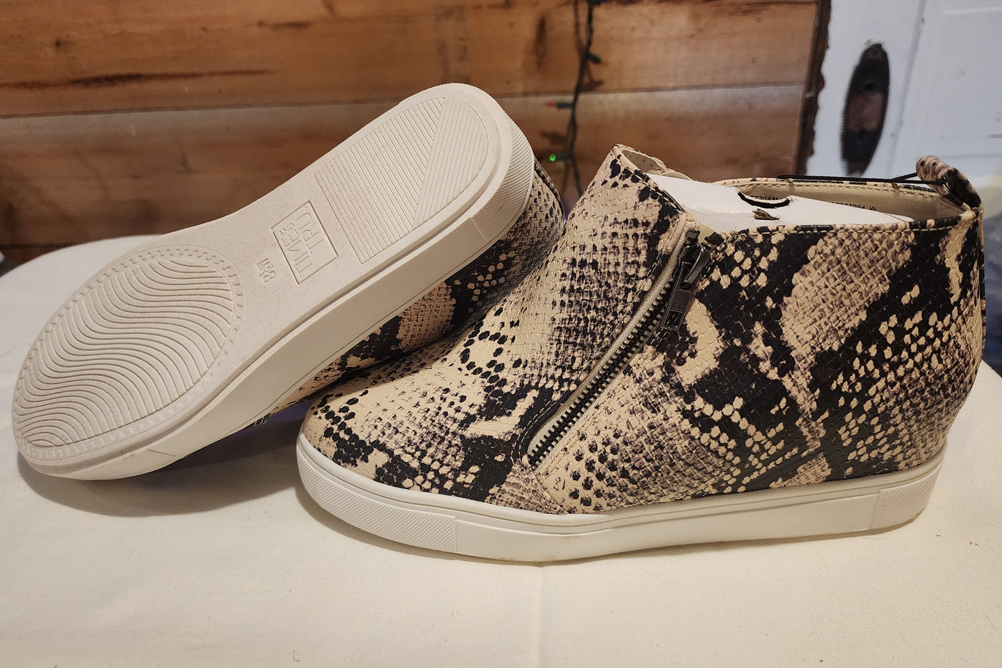 FAUX SNAKE SKIN ZIP UP BOOTIES