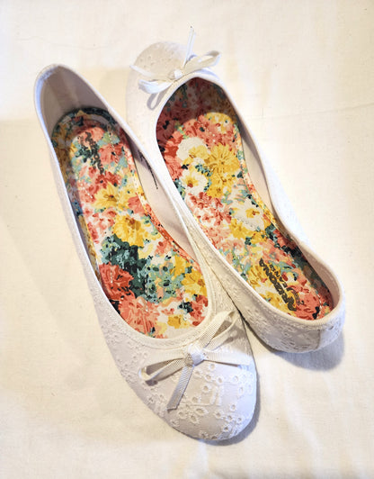 LADIES WHITE LACE FLATS