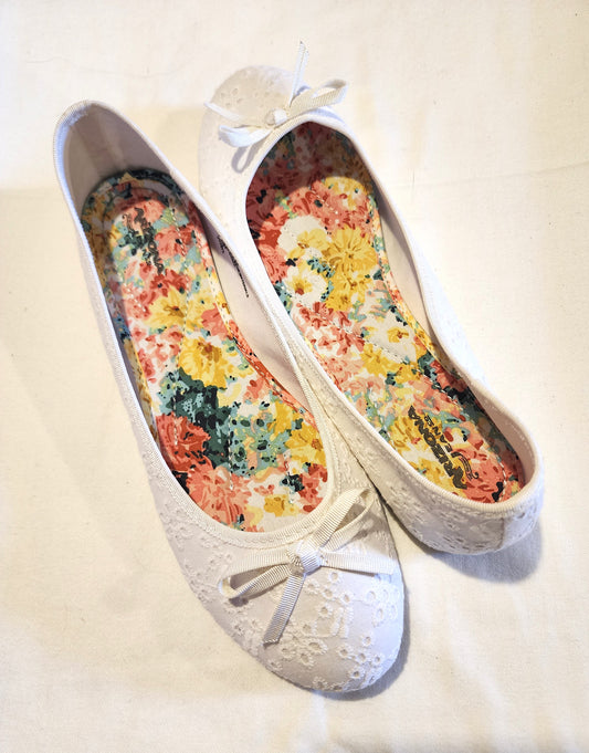 LADIES WHITE LACE FLATS