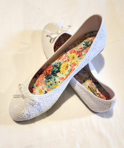 LADIES WHITE LACE FLATS