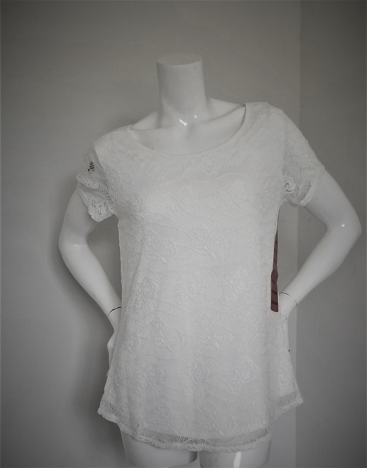 LEO & NICOLE - LADIES LACE TOP - BRAND NEW - SIZE MEDIUM