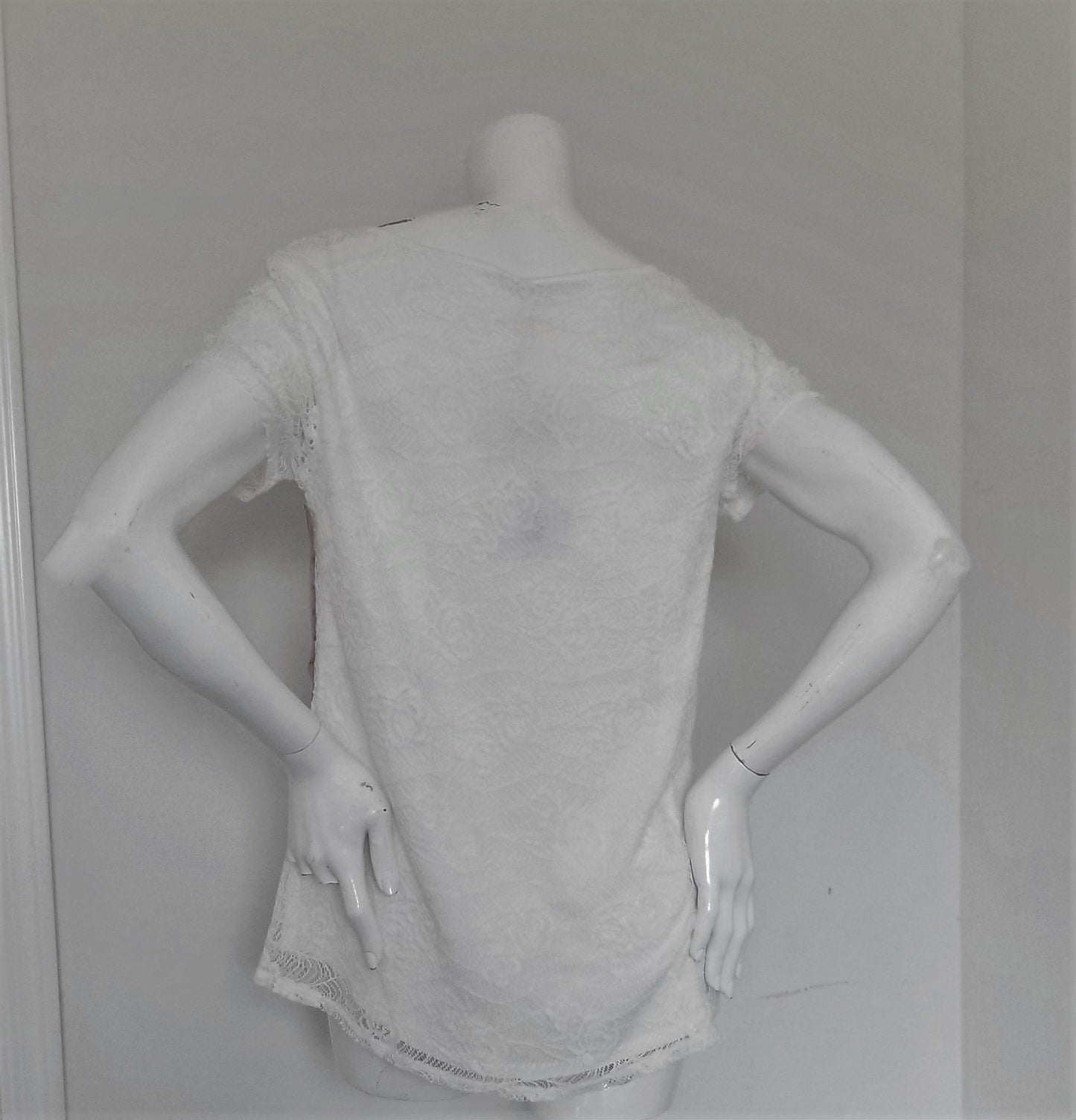 LEO & NICOLE - LADIES LACE TOP - BRAND NEW - SIZE MEDIUM